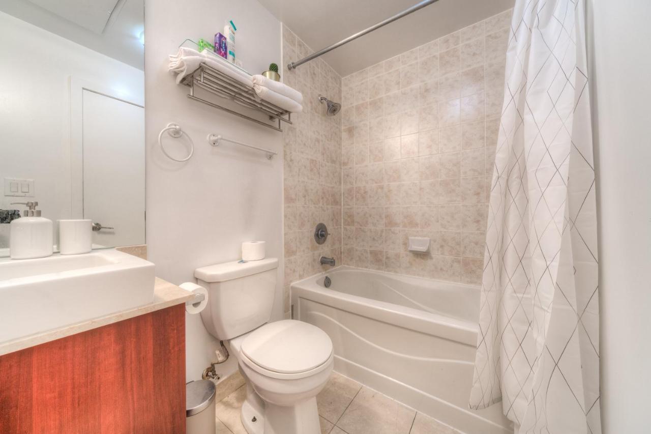 Stylish Newly Furnished Condo With Beautiful Lake View Toronto Exteriör bild