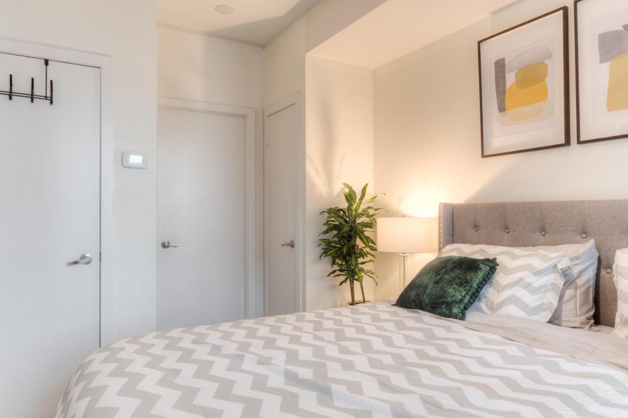 Stylish Newly Furnished Condo With Beautiful Lake View Toronto Exteriör bild