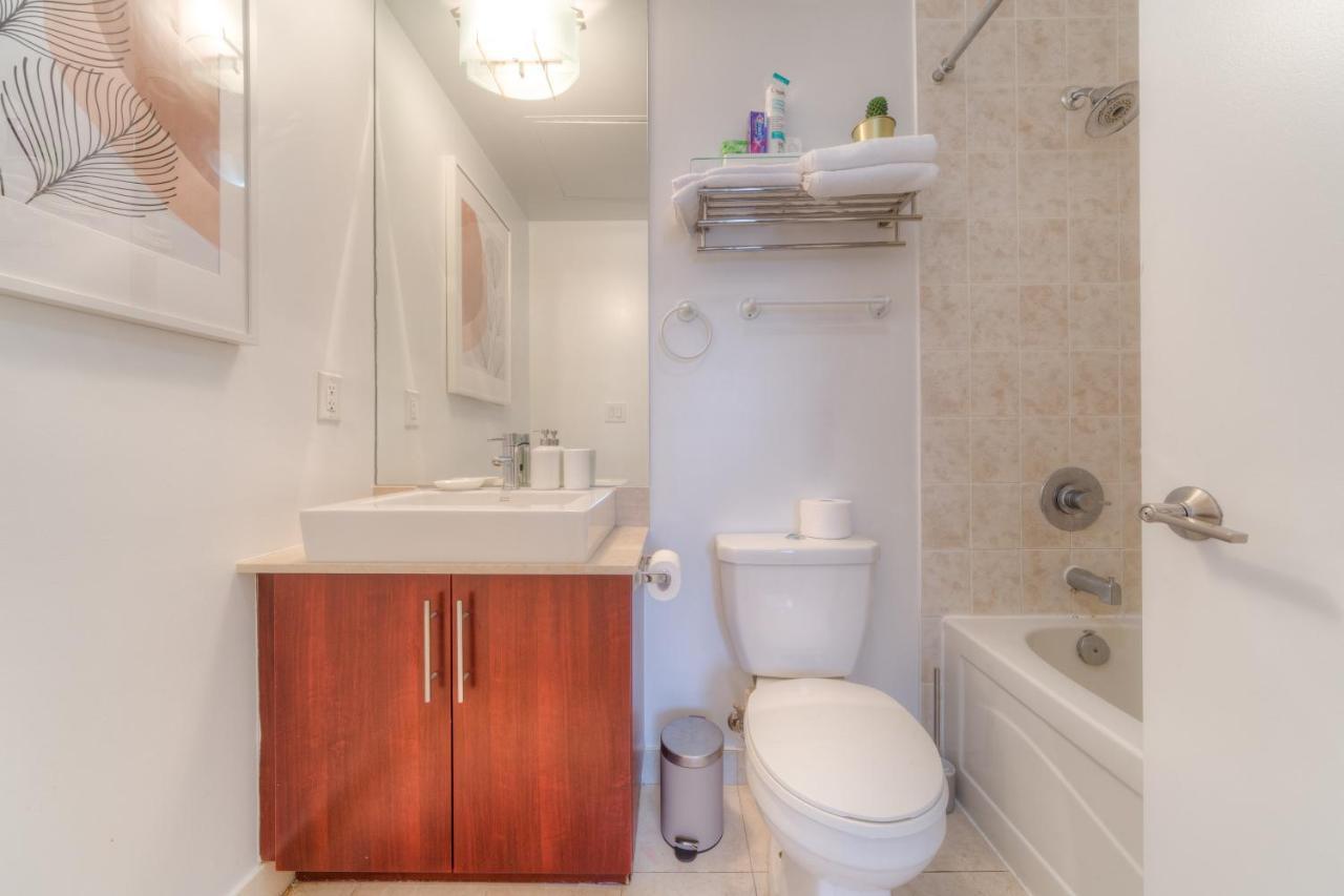 Stylish Newly Furnished Condo With Beautiful Lake View Toronto Exteriör bild
